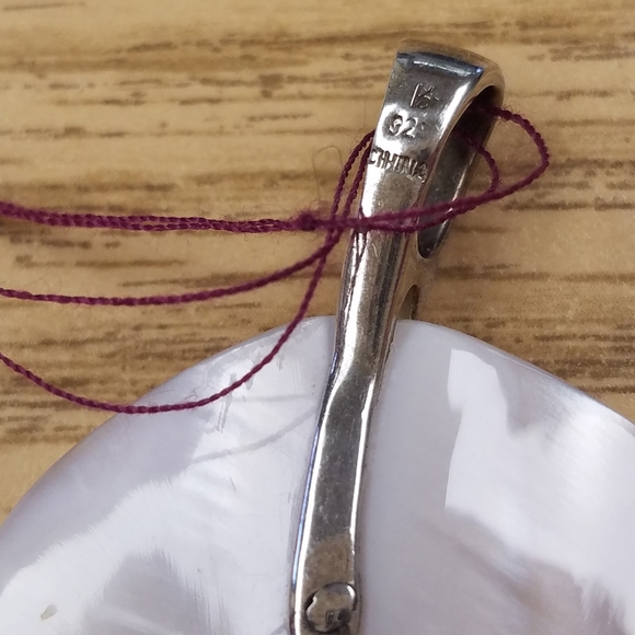 Mother of pearl leaf pendant - Picture 3 of 6